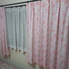 ピンクの花柄カーテンとレースカーテン