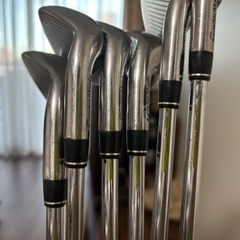 ゴルフクラブ(左)