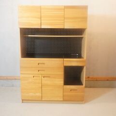 人気のunico(ウニコ)よりHUTTE(ヒュッテ)シリーズ のキッチンボードです！収納力もあり、オーク材のナチュラルな雰囲気は北欧テイストのインテリアのアクセントになる食器棚です♪DH218