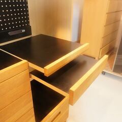 人気のunico(ウニコ)よりHUTTE(ヒュッテ)シリーズ のキッチンボードです！収納力もあり、オーク材のナチュラルな雰囲気は北欧テイストのインテリアのアクセントになる食器棚です♪DH218