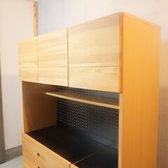 人気のunico(ウニコ)よりHUTTE(ヒュッテ)シリーズ のキッチンボードです！収納力もあり、オーク材のナチュラルな雰囲気は北欧テイストのインテリアのアクセントになる食器棚です♪DH218