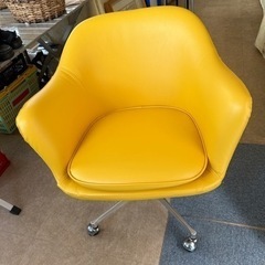 可愛い黄色の椅子