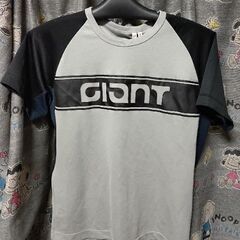 ユニクロ giant Tシャツ Sサイズ グレー