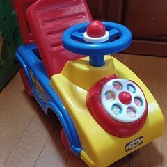 子供用の車　おもちゃ