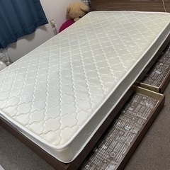 セミダブルベッド　使用期間3ヶ月　¥18.000 