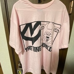ピンクのTシャツ