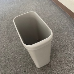 簡単なプラスチックのゴミ箱