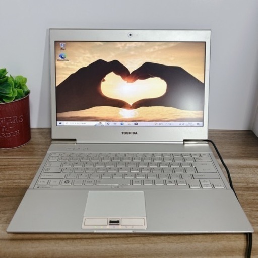 B59【TOSHIBA♡SSD♡持ち運び◎】すぐ使えるノートPC