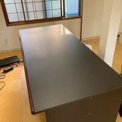 【決まりました】大型事務机です。PCの作業に使ってました。
