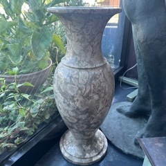 大きな石の花瓶