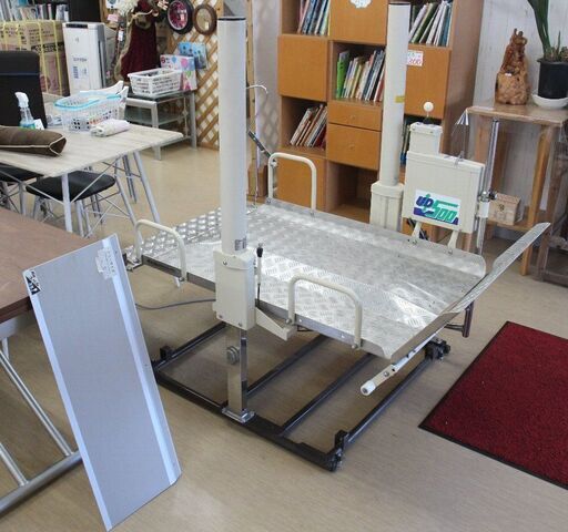 いうら☆車椅子用電動昇降機☆UD-500☆動作品☆AC100V☆玄関等の段差用車イス昇降機☆中古品☆介護用品☆G1052【こちらは店舗です。浜村鹿野温泉ICから3分 買取本舗 宮本リサイクル 営業時間9～19時 定休日水曜のみ←連絡できませんm(_ _)m】