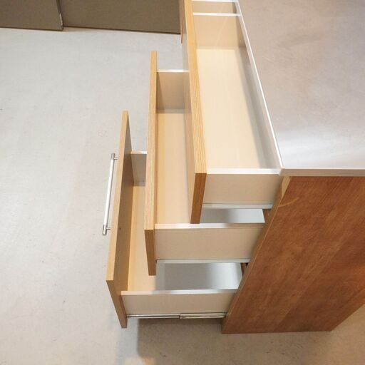 DAIMARU(家具の大丸)のCretty(クレッティ)間仕切りカウンターです。空間を仕切れるナチュラルモダンなキッチン収納。天然木調の風合いとシャープなステンレス天板が魅力のカウンター収納です♪DH317