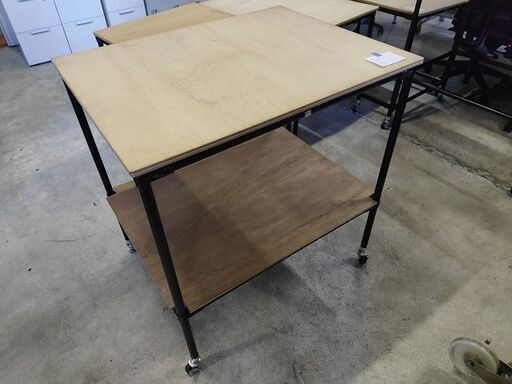 キャスター付き　２段軽作業用作業台　900X700H935『良品中古』