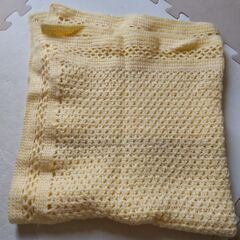 母手編みの黄色のひざ掛け　７５ｘ７５㎝ぐらい