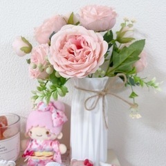 バラの造花とプラスチック花瓶