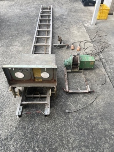 高い所へ荷物を運ぶ機械