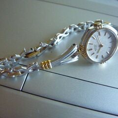 SEIKO・女性用腕時計・クオーツ稼働！コンビ色・ブレスタイプ。