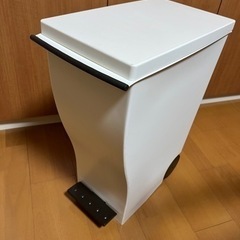 ペダル式ゴミ箱(プラスチック製)