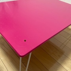 ショッキングピンク　テーブル