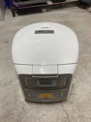 ☆中古￥6,800！【店長おすすめ！】TIGER　3合炊飯ジャー　家電　2023年製　JAI-R551型　【BH180】