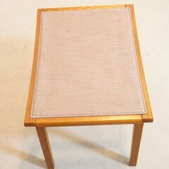 天童木工(TENDO)の剣持 勇デザイン ナラ材 スツールです！座面と一体型の直線的でシャープな脚部はまるでお社の鳥居のような美しいデザイン♪サニタリーやキッチンなど場所を選ばずにお使いいただけます！DH338