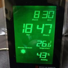 【あげます 取引中】卓上型 電波時計 グリーンパネル 温度計・湿...