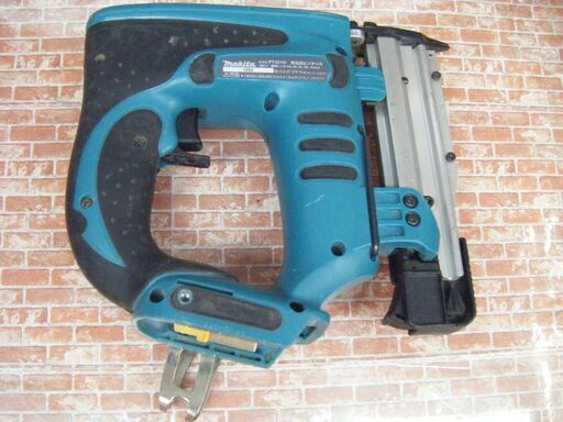 マキタ makita PT351D ピンタッカ 中古品 18V 本体のみ 【ハンズクラフト宜野湾店】 マキタ makita PT351D ピンタッカ 中古品 18V 本体のみ 【ハンズ