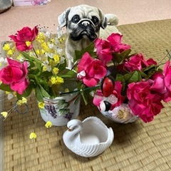 犬の置物と花瓶