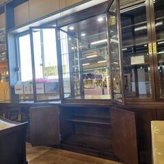 愛品倶楽部柏店】カリモク ドマーニ 飾り棚 (ガラス棚) ヒッコリー 