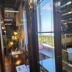 愛品倶楽部柏店】カリモク ドマーニ 飾り棚 (ガラス棚) ヒッコリー 
