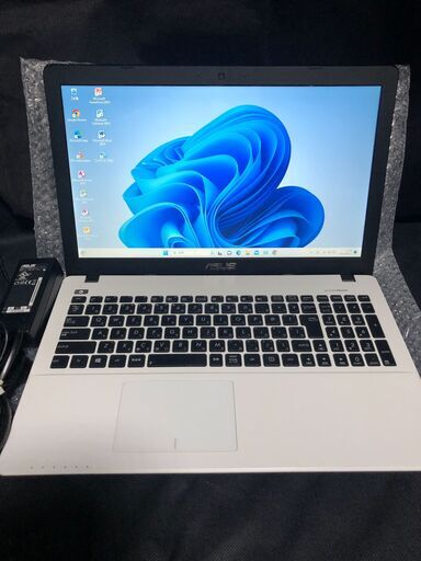 ASUS K550CA-WHITE(2013年冬モデル) /Core i3 3217U(Ivy Bridge)1.8GHz搭載（2コア・4スレッド） / メモリー8GB / HDD-500GB /大画面15.6インチ液晶 /DVDスーパーマルチドライブ搭載 / Webカメラ / 無線LAN / Windows11＋Office2010インストール済 / 薄型中古美品