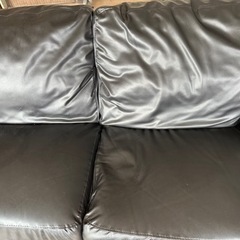 2〜3人がけの黒のソファー