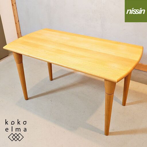 飛騨高山の家具メーカー日進木工(nissin)のオーク材 ダイニングテーブルです。明るい色合いと丸みをおびたフォルムが優しい印象の食卓は、北欧スタイルや和モダンなどにおススメ♪DH351