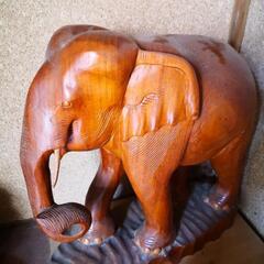 木彫りのゾウと、小さいゾウ