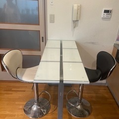 ダイニングテーブルと高さ調節可能椅子2脚
