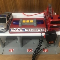 SOS station(音鳴ります)と車のおもちゃ