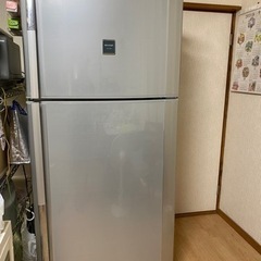 　大きな　冷蔵庫　