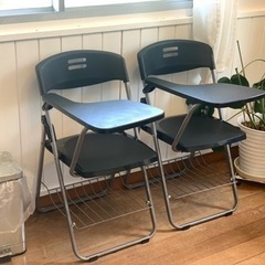 【お話し中】海外製テーブル付き折りたたみ椅子　2脚あります！