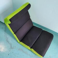 蛍光グリーン/ブラックの１人掛け座椅子クビリクライニングあり