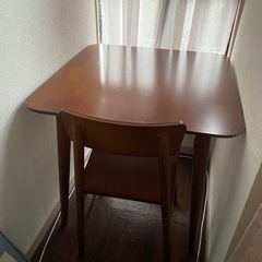 テーブル、椅子一脚のセット