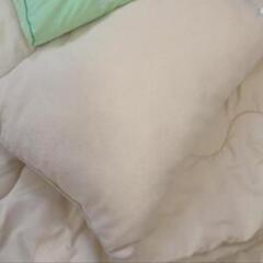 枕　白い枕1つ
