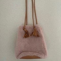 ピンクの巾着バッグ