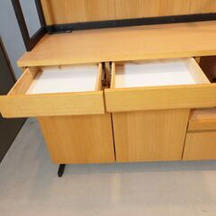 unico(ウニコ)のインダストリアルとモダンのミックスタイルシリーズHOXTON(ホクストン)のレンジボード。オーク材とアイアンの異素材を使用したデザインがブルックリンスタイルにも合いそうな食器棚♪DH409