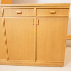 飛騨高山の家具メーカーshirakawa(シラカワ)の食器棚セットです。北欧スタイルや和の空間、レトロモダンなどのインテリアに優しく溶け込むシンプルなカップボード♪DH414