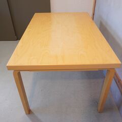 SEMPRE(センプレ)で取り扱われていたartek(アルテック)社のAlvar Aalto(アルヴァ・アアルト)デザイン 82Bダイニングテーブル。名作北欧家具をアクセントに/Vitra(ヴィトラ)DI108