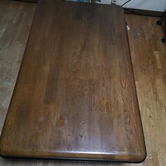 木製のテーブルです。