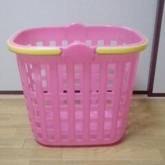 ピンクの洗濯物カゴ