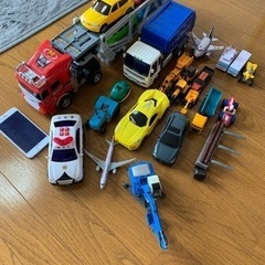 2歳くらいから遊べます　車のおもちゃ各種