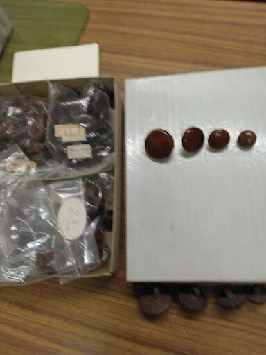 ●○●値下げ特価高級新本革ボタン3色黒茶焦げ茶計2箱約300個以上100000円を9999円ボビンボタン付け糸皮縫い針付