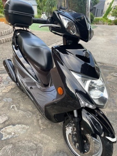 シグナスX 125 SE44JのウィンドシールドとリヤBOX付き